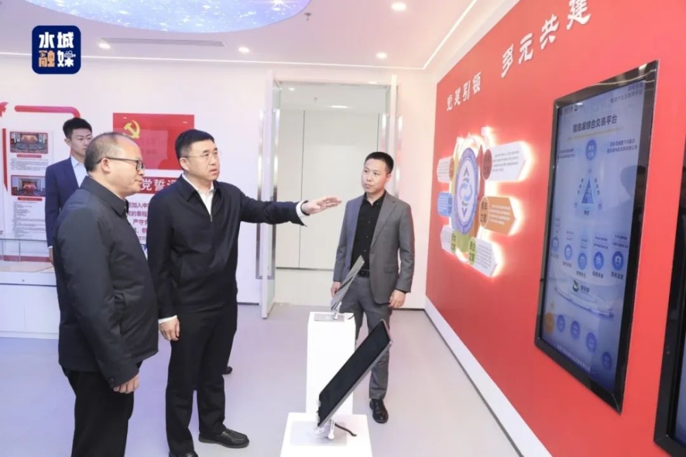 陈石（左一）率队在国能互通内蒙古网络科技有限公司考察招商。 何思鸣  摄.jpg
