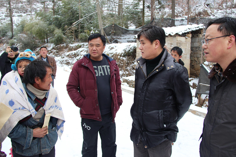 沈建黔到老鹰山街道走访慰问贫困户