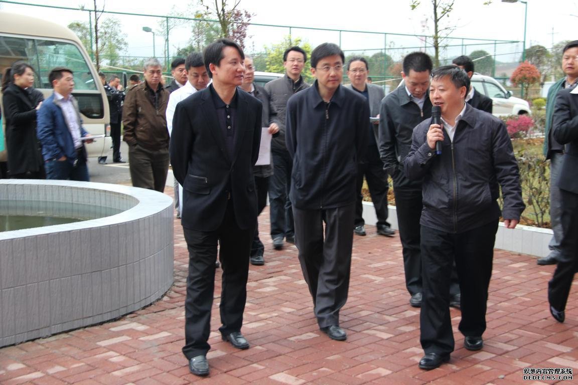 图为省政府副秘书长丁雄军(左一,六盘水市委常委,常务副市长王彬